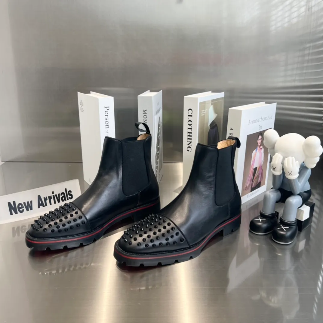 👟👟Ex-factory price 880👟👟 ╔Black cowhide boots with tire soles and front toe nails╗ ·Top version customization·²⁰²²𝐬𝐬 𝑪𝒉𝒓𝒊𝒔𝒕𝒊𝒂𝒏 𝑳𝒐𝒖𝒃𝒐𝒖𝒕𝒊𝒏 ▪️No matter the last shape, fabric, diamonds, nails, lining, outsole, they are as close as possible to ZP... ▪️The original sole is specially provided by the original factory ▪️The lining is imported water-dyed cowhide ▪️Private customization time is about 3-7 days —————— Size: Men's 38M-47M